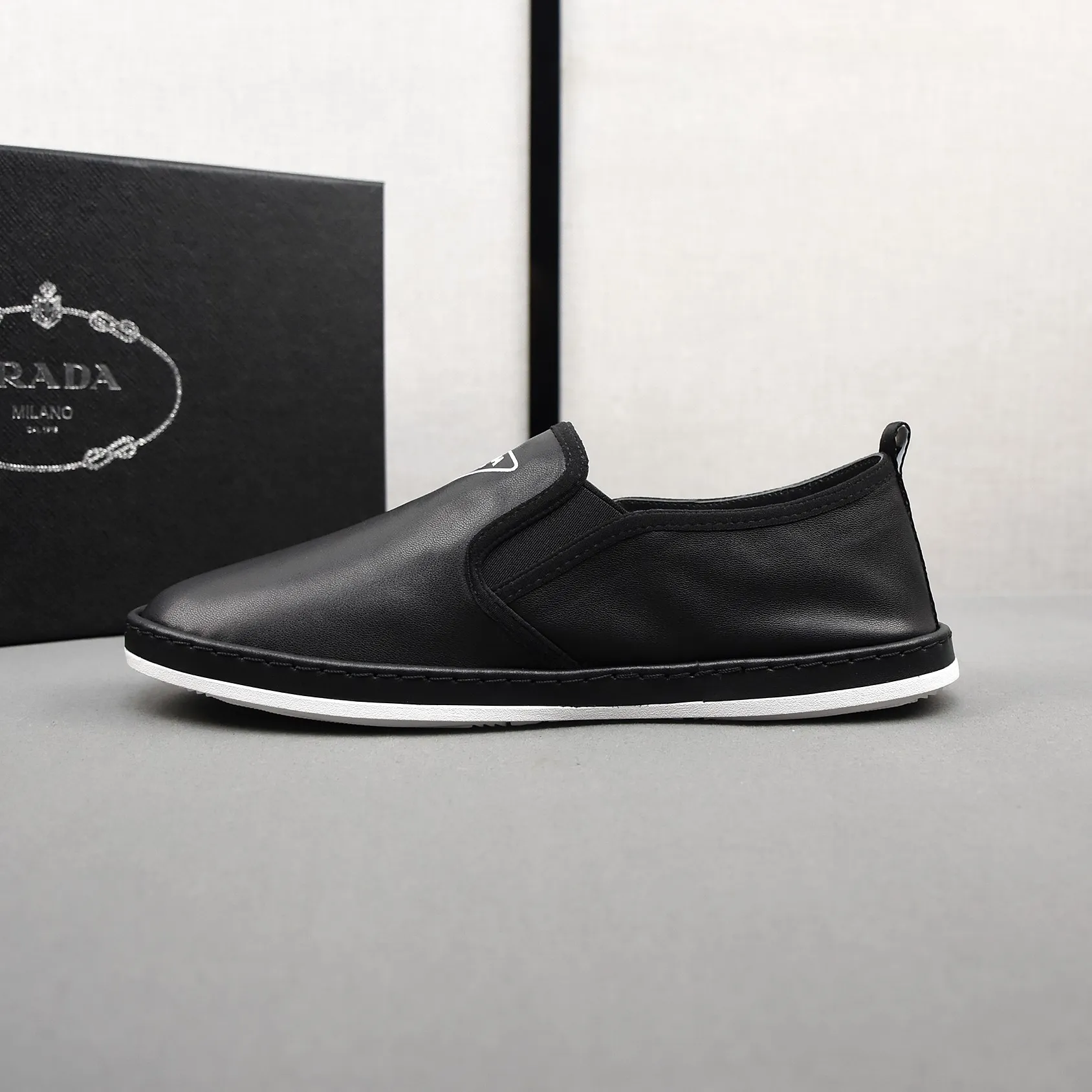 PP380👟👟👟Prada [Prada] Soft-soled and soft-surface casual leather shoes. The uppers are made of comfortable and soft first-layer cowhide and super-soft rubber outsole. Men's size 38-44.